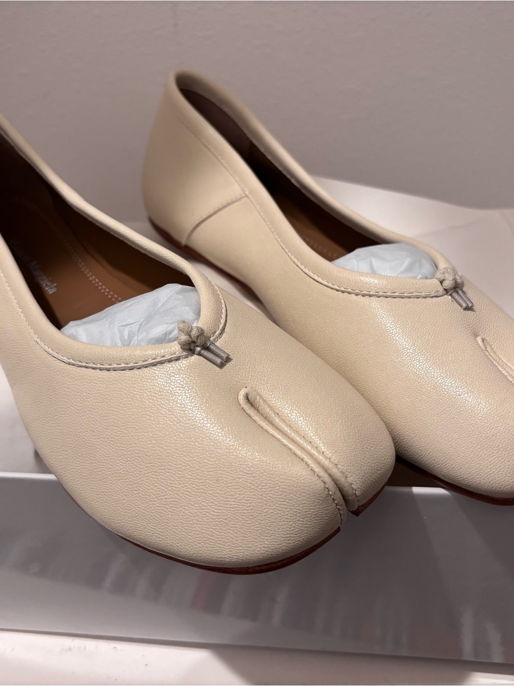 Maison Martin Margiela Cream Split-Toe Knot Detail Flats